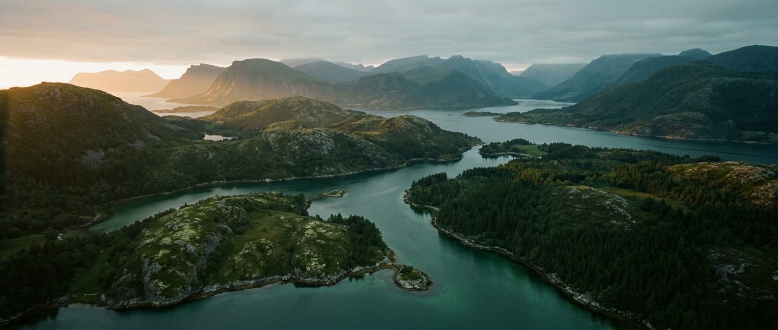 Weiter Blick über eine norwegische Fjord-Landschaft mit Inseln und Bergen